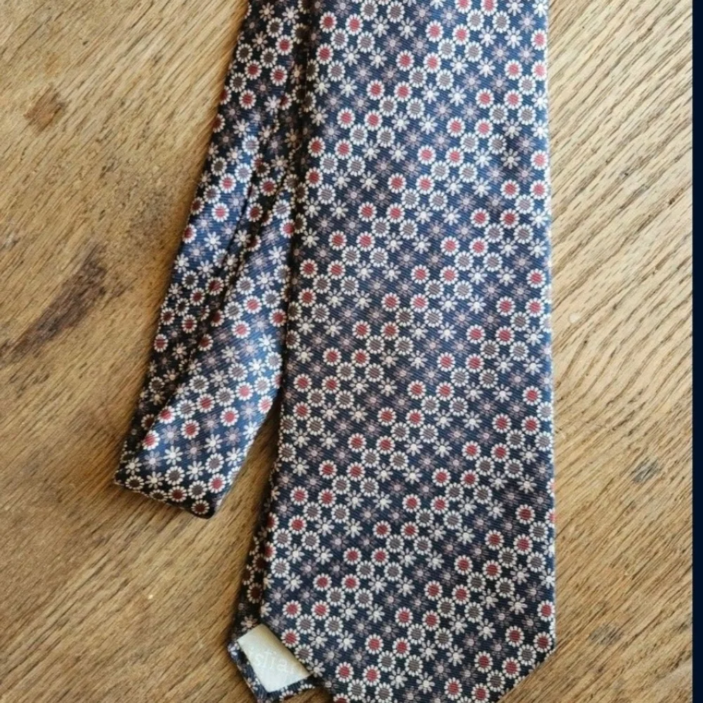 Vintage 1980s Christian Dior Cravates Silk Neck Tie - Navy Burgundy Floral - Picture 2 of 4